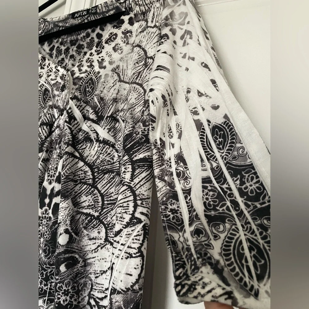Apt 9 Womens Top 2X Peacock Print 3/4 Sleeve Artsy V Neck Black and White Casual - Picture 11 of 16